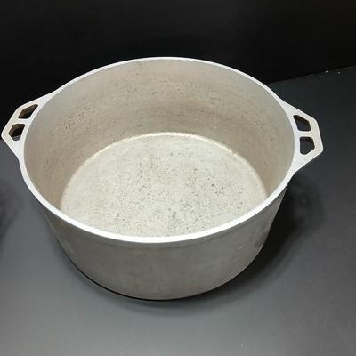 Two vintage Alden cast aluminum pots - Dutch oven - stock pot - Oval with lid and round with no lid