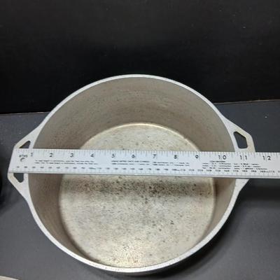 Two vintage Alden cast aluminum pots - Dutch oven - stock pot - Oval with lid and round with no lid