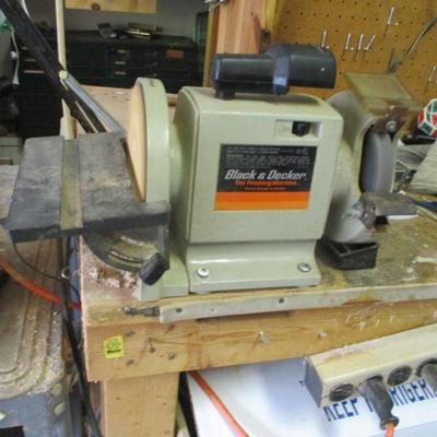 Black & Decker Finishing Machine Bench Grinder & Sander