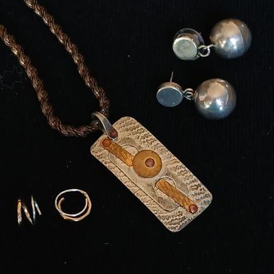 .925 marked earrings - Half gold half silver-colored coil / screw earrings with a unique vintage necklace