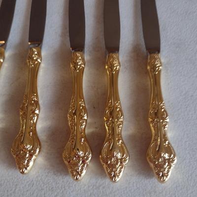 Romantic Rose Japan Serrated Table Knife Set- Eight Pieces