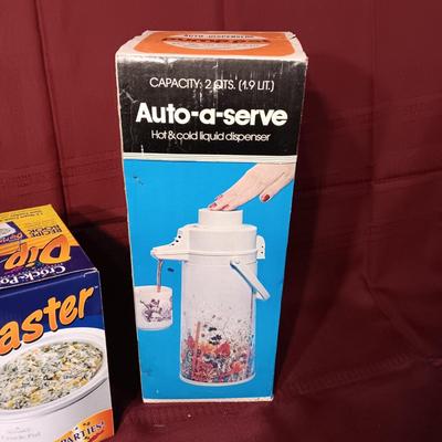 1 1/2 QUART SIP MASTER CROCK POT AND AN AUTO-A-SERVE PUMP POT FOR HOT OR COLD BEVERAGES
