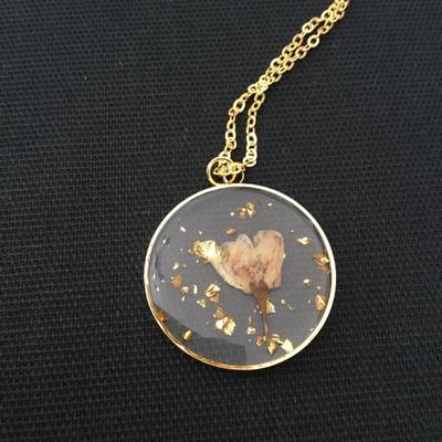 Super cute, acrylic, gold. Flake flower necklace.