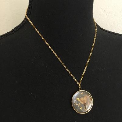 Super cute, acrylic, gold. Flake flower necklace.
