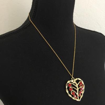 Vintage rhinestone pendant in gold tone chain necklace
