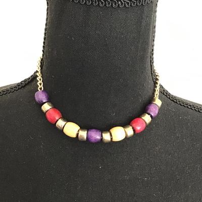 Cute gold tone would beaded necklace