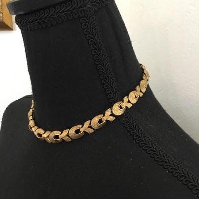 Beautiful Monet, vintage, gold, toned, choker style necklace