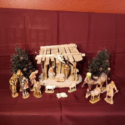 A WONDERFUL NATIVITY SCENE WITH WOODEN HAND CARVED ANRI & KARL KUOLT FIGURES