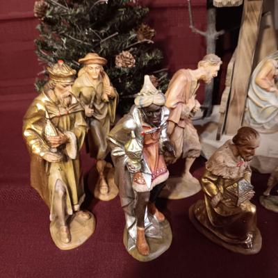 A WONDERFUL NATIVITY SCENE WITH WOODEN HAND CARVED ANRI & KARL KUOLT FIGURES