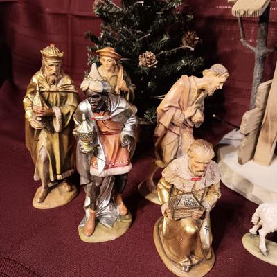 A WONDERFUL NATIVITY SCENE WITH WOODEN HAND CARVED ANRI & KARL KUOLT FIGURES