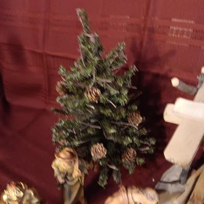 A WONDERFUL NATIVITY SCENE WITH WOODEN HAND CARVED ANRI & KARL KUOLT FIGURES