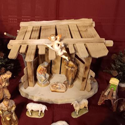 A WONDERFUL NATIVITY SCENE WITH WOODEN HAND CARVED ANRI & KARL KUOLT FIGURES