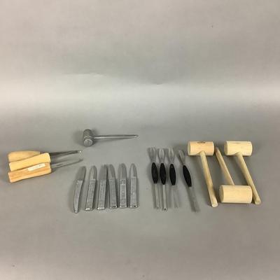 K8218 Lot of Carvel Hall Crab Knives & Hammers