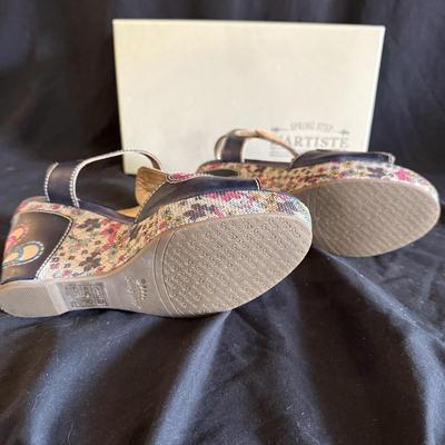 L’ Artiste Spring Step Healed Sandals size 6.5-8 (GB1-BM)