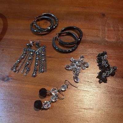 6 pairs of earrings -