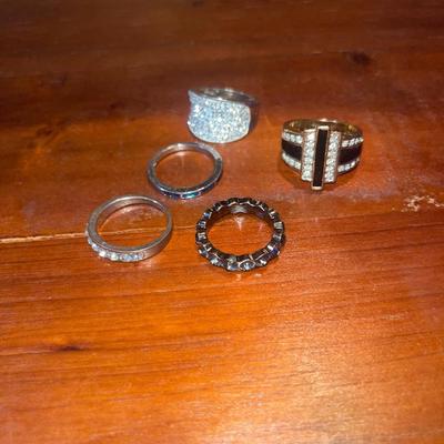 Assorted costume rings