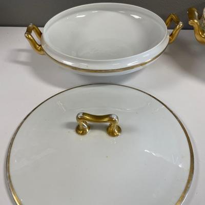 2 soup tureens