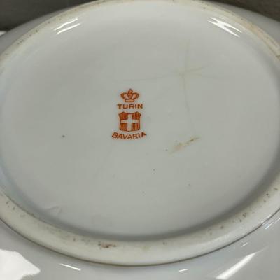 2 soup tureens