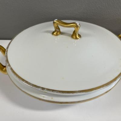 2 soup tureens