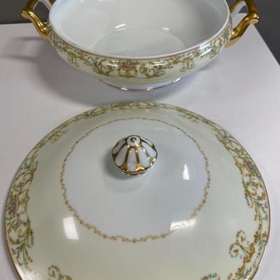2 soup tureens