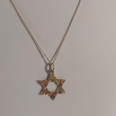 14 Karat Yellow Gold Star Pendant with Chain- Approx Total Weight 2.2 Grams (#19)