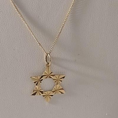 14 Karat Yellow Gold Star Pendant with Chain- Approx Total Weight 2.2 Grams (#19)