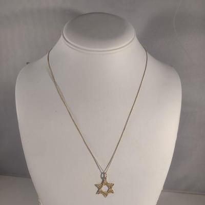 14 Karat Yellow Gold Star Pendant with Chain- Approx Total Weight 2.2 Grams (#19)