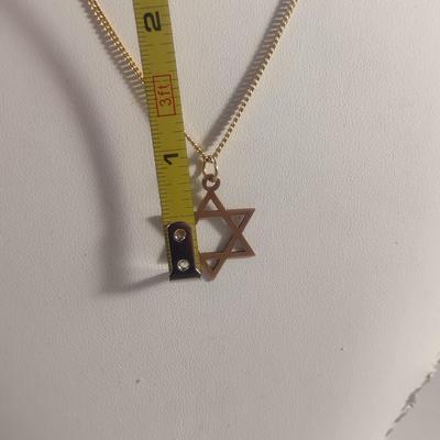 14 Karat Yellow Gold Star Pendant with Chain- Approx 3.6 Grams Total Weight (#22)