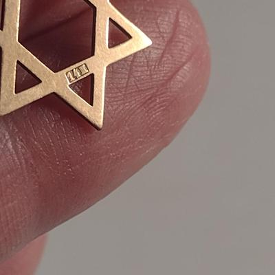 14 Karat Yellow Gold Star Pendant with Chain- Approx 3.6 Grams Total Weight (#22)