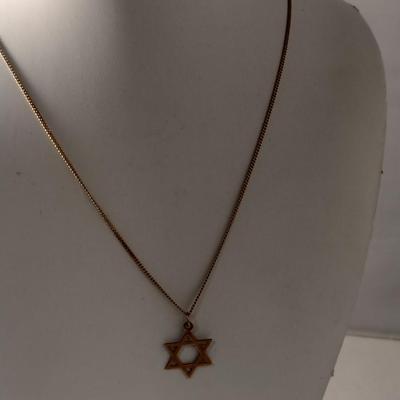 14 Karat Yellow Gold Star Pendant with Chain- Approx 3.6 Grams Total Weight (#22)
