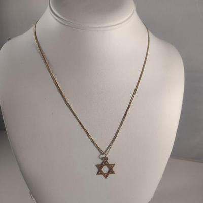 14 Karat Yellow Gold Star Pendant with Chain- Approx 3.6 Grams Total Weight (#22)