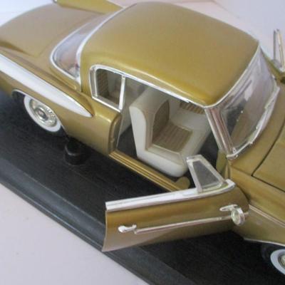 1970 Chevrolet Chevelle 88 & 1957 Studabakar Golden Hawk Model Cars