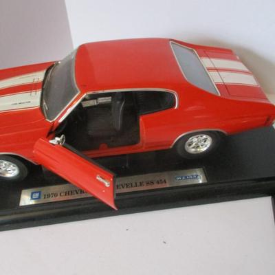 1970 Chevrolet Chevelle 88 & 1957 Studabakar Golden Hawk Model Cars