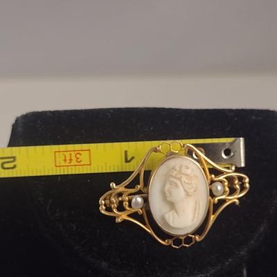 10 Karat Yellow Gold Cameo Brooch with Seed Pearls - Approx Total Weight 2.7 Grams (#37)