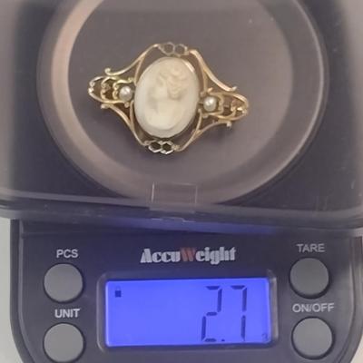 10 Karat Yellow Gold Cameo Brooch with Seed Pearls - Approx Total Weight 2.7 Grams (#37)