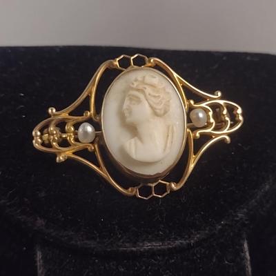 10 Karat Yellow Gold Cameo Brooch with Seed Pearls - Approx Total Weight 2.7 Grams (#37)