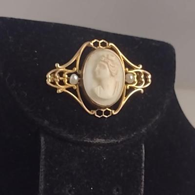 10 Karat Yellow Gold Cameo Brooch with Seed Pearls - Approx Total Weight 2.7 Grams (#37)
