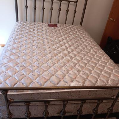 ANTIQUE QUEEN BRASS BED FRAME WITH CLEAN SEALY MATTRESS SET