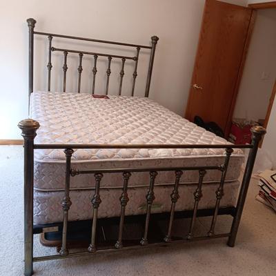 ANTIQUE QUEEN BRASS BED FRAME WITH CLEAN SEALY MATTRESS SET