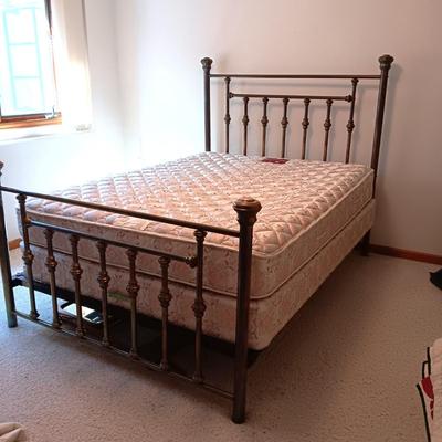 ANTIQUE QUEEN BRASS BED FRAME WITH CLEAN SEALY MATTRESS SET