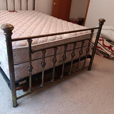 ANTIQUE QUEEN BRASS BED FRAME WITH CLEAN SEALY MATTRESS SET