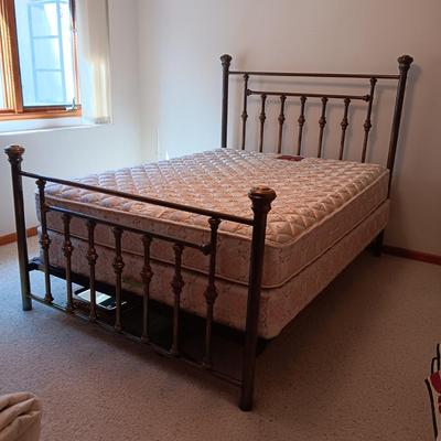 ANTIQUE QUEEN BRASS BED FRAME WITH CLEAN SEALY MATTRESS SET