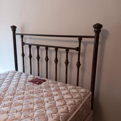 ANTIQUE QUEEN BRASS BED FRAME WITH CLEAN SEALY MATTRESS SET