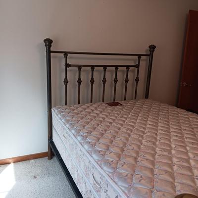 ANTIQUE QUEEN BRASS BED FRAME WITH CLEAN SEALY MATTRESS SET