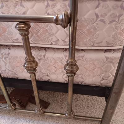 ANTIQUE QUEEN BRASS BED FRAME WITH CLEAN SEALY MATTRESS SET