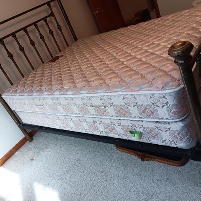 ANTIQUE QUEEN BRASS BED FRAME WITH CLEAN SEALY MATTRESS SET
