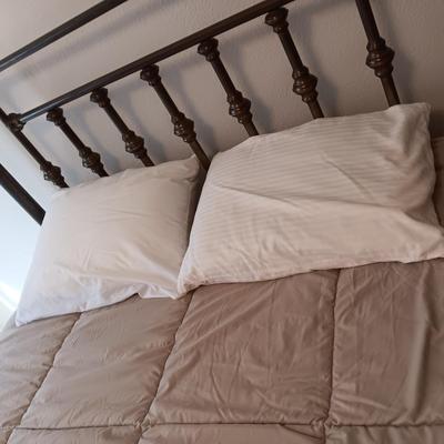 QUEEN SIZE COMFORTER, SOFT QUEEN BLANKET, 2 PILLOW AND 2 PILLOWCASES