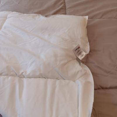 QUEEN SIZE COMFORTER, SOFT QUEEN BLANKET, 2 PILLOW AND 2 PILLOWCASES
