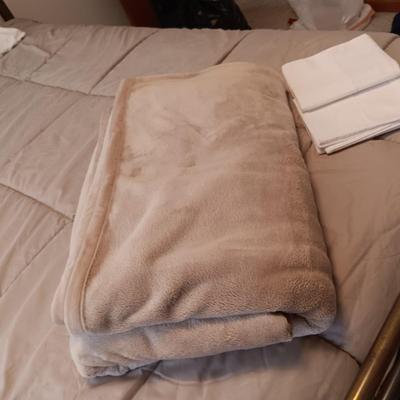QUEEN SIZE COMFORTER, SOFT QUEEN BLANKET, 2 PILLOW AND 2 PILLOWCASES