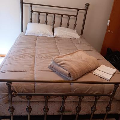 QUEEN SIZE COMFORTER, SOFT QUEEN BLANKET, 2 PILLOW AND 2 PILLOWCASES
